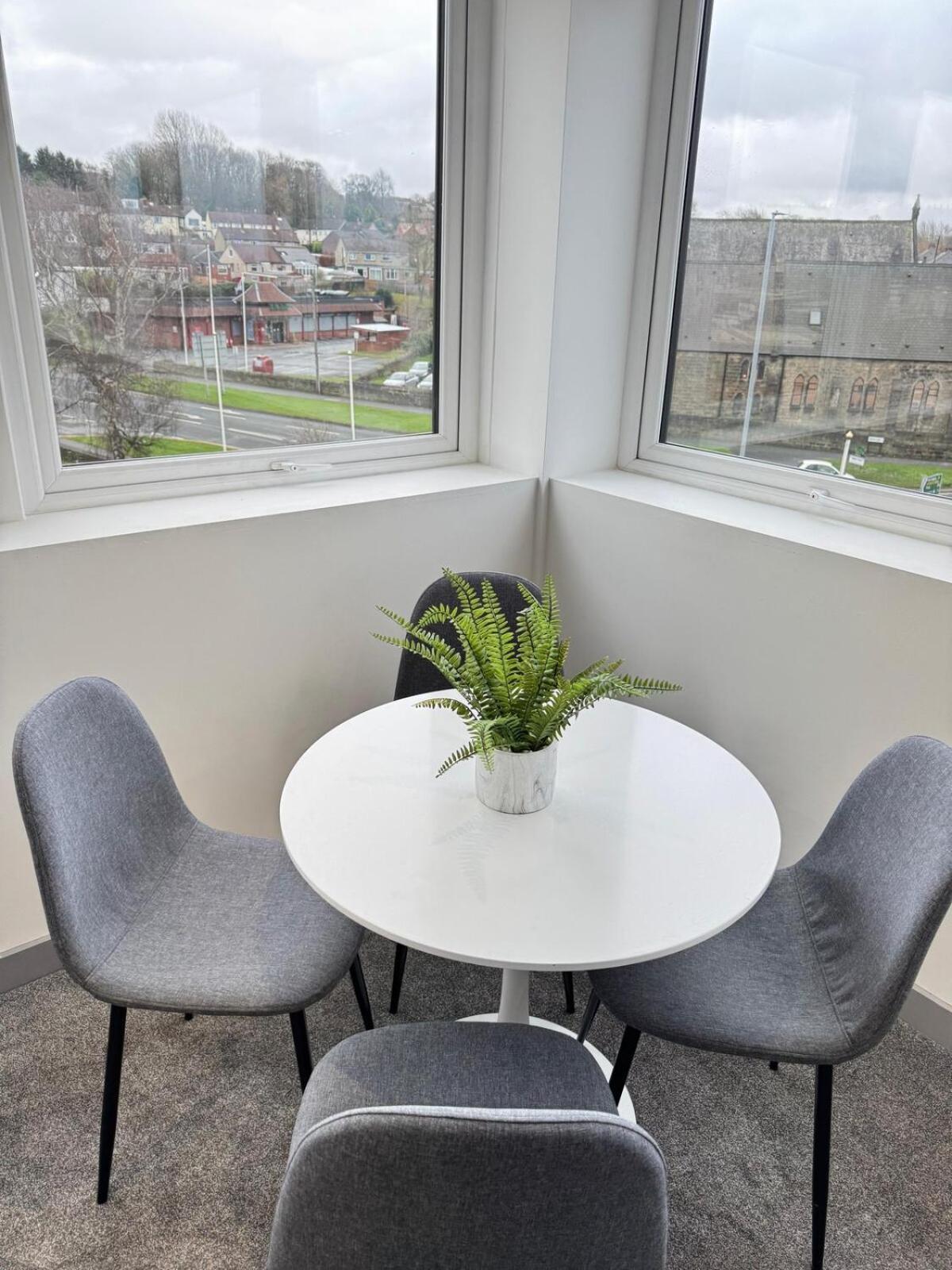 Fully Furnished 2-Bedroom With City View, Wifi And Free Parking By Brookland Stays Yeadon Exterior photo